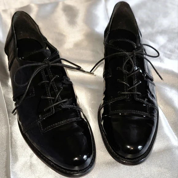 STUART WEITZMAN BLK PATENT LEATHER LOAFERS WITH SIDE CUTOUT SIZE 7 - Picture 2 of 12